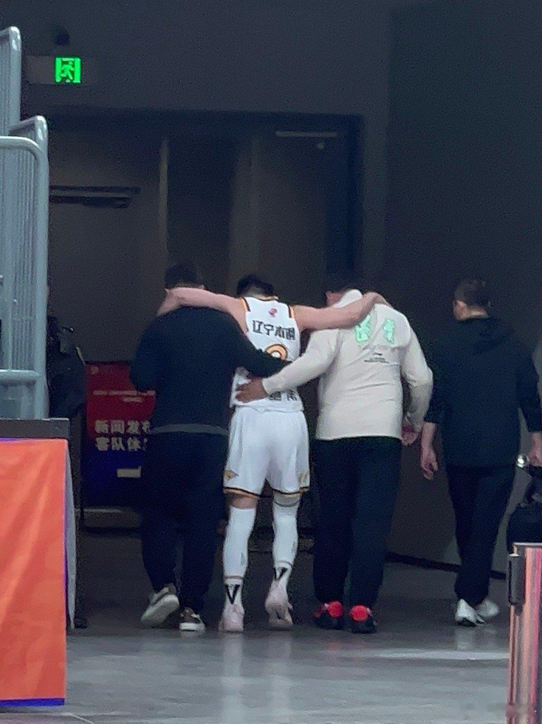 #赵继伟受伤# 盼无大碍 ​​​