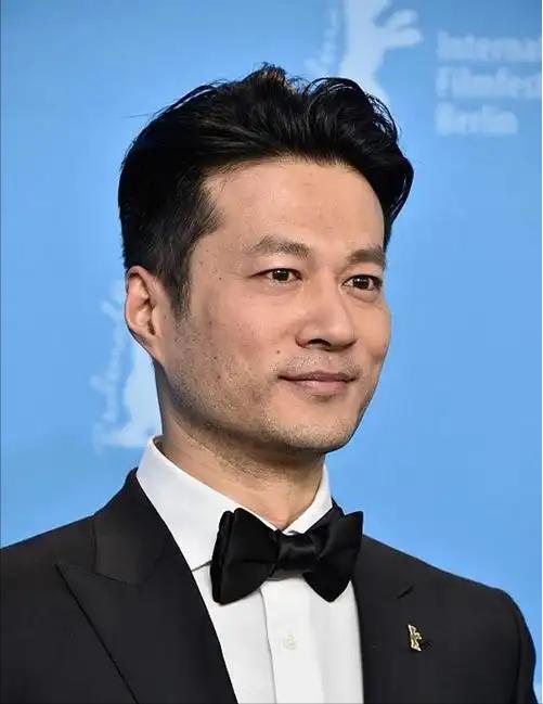 谭凯，54 岁了，该做的一样没做，没有结婚 ，没有当父亲， 也没有娃，恋爱目前也