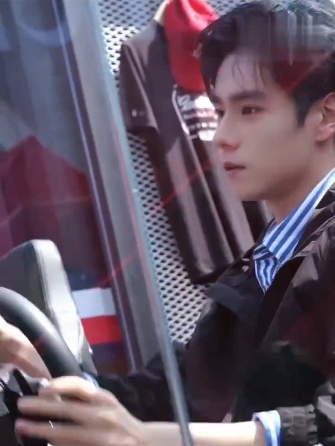 胡一天这车怎么开到我心坎上了胡一天在2026年F1中国大奖赛活动中身着赛车服开车