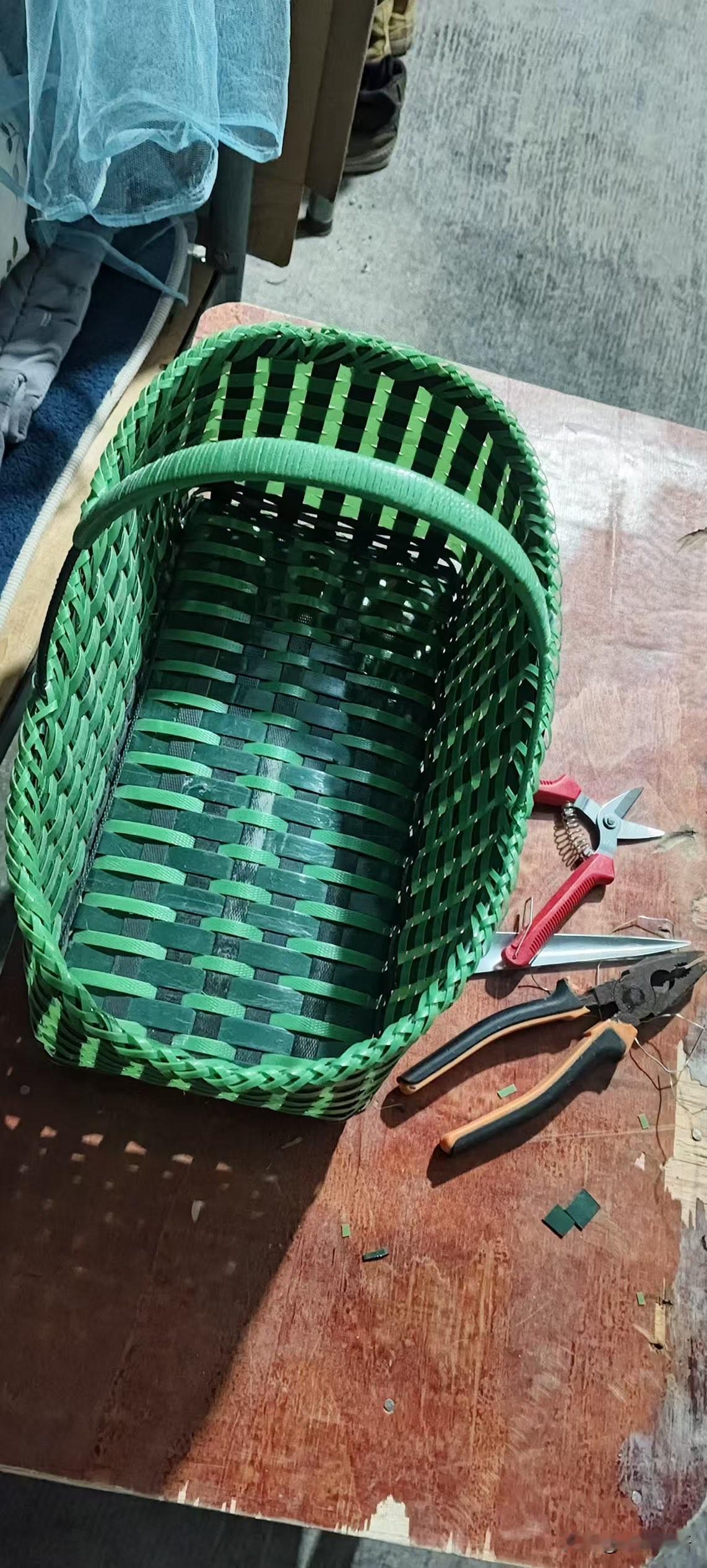 这编织带是在我们工地捡的。
这钳子就是我谋生的家伙什。