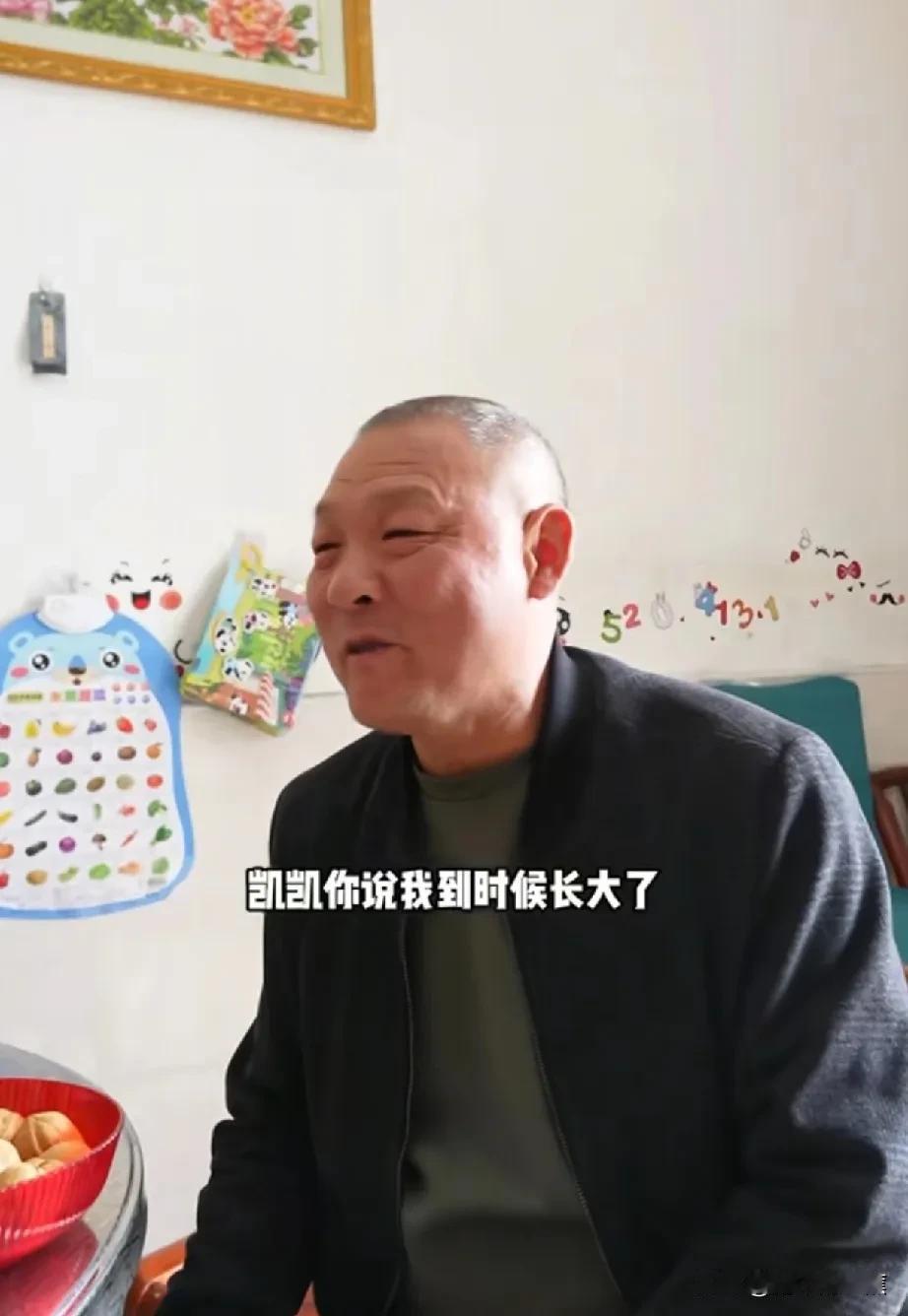 今天被拉乌婆婆的新视频逗乐了！视频里老两口请亲朋好友吃饭，五爷爷特别喜欢凯凯，凯