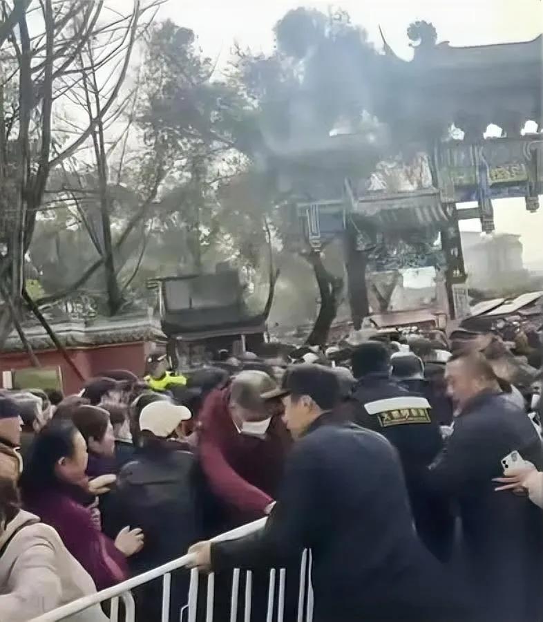 大爷大妈拆铁栏？

只为一杯粥！

别急着笑，这背后藏着一代人的“饥荒PTSD”