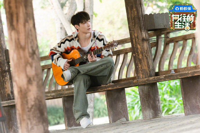 张艺兴向往的生活弹吉他海报，张艺兴回蘑菇屋啦，和张艺兴一起感受戏剧魅力啊~ 