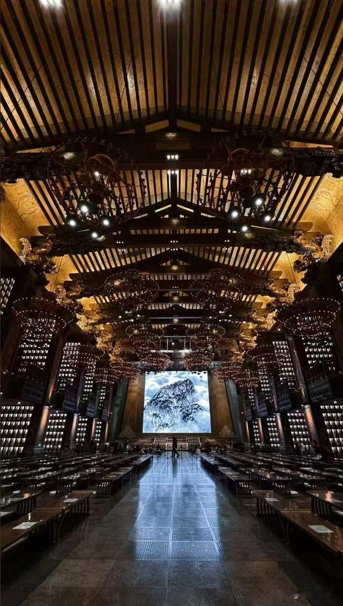 红芙蓉这个名字一冒出来，瞬间就把记忆拽回三十多年前的老家属院。
当时三毛八就能买