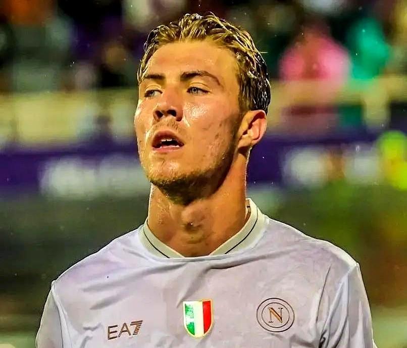 曼联这波操作，直接回血5000万欧。

霍伊伦去那不勒斯这事儿定了，租借加后面的