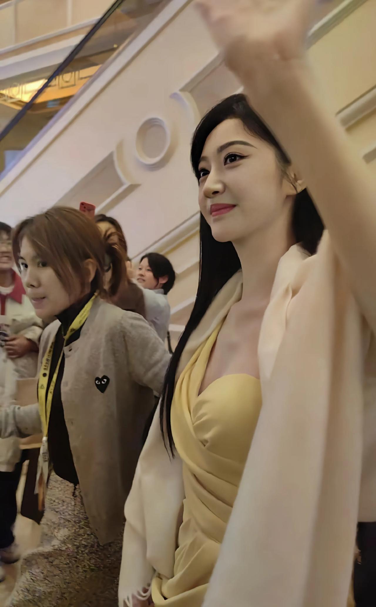 景甜对得起“人间富贵花”这个称号，穿条裙子搭个披肩出行，举手投足之间，尽显大家闺