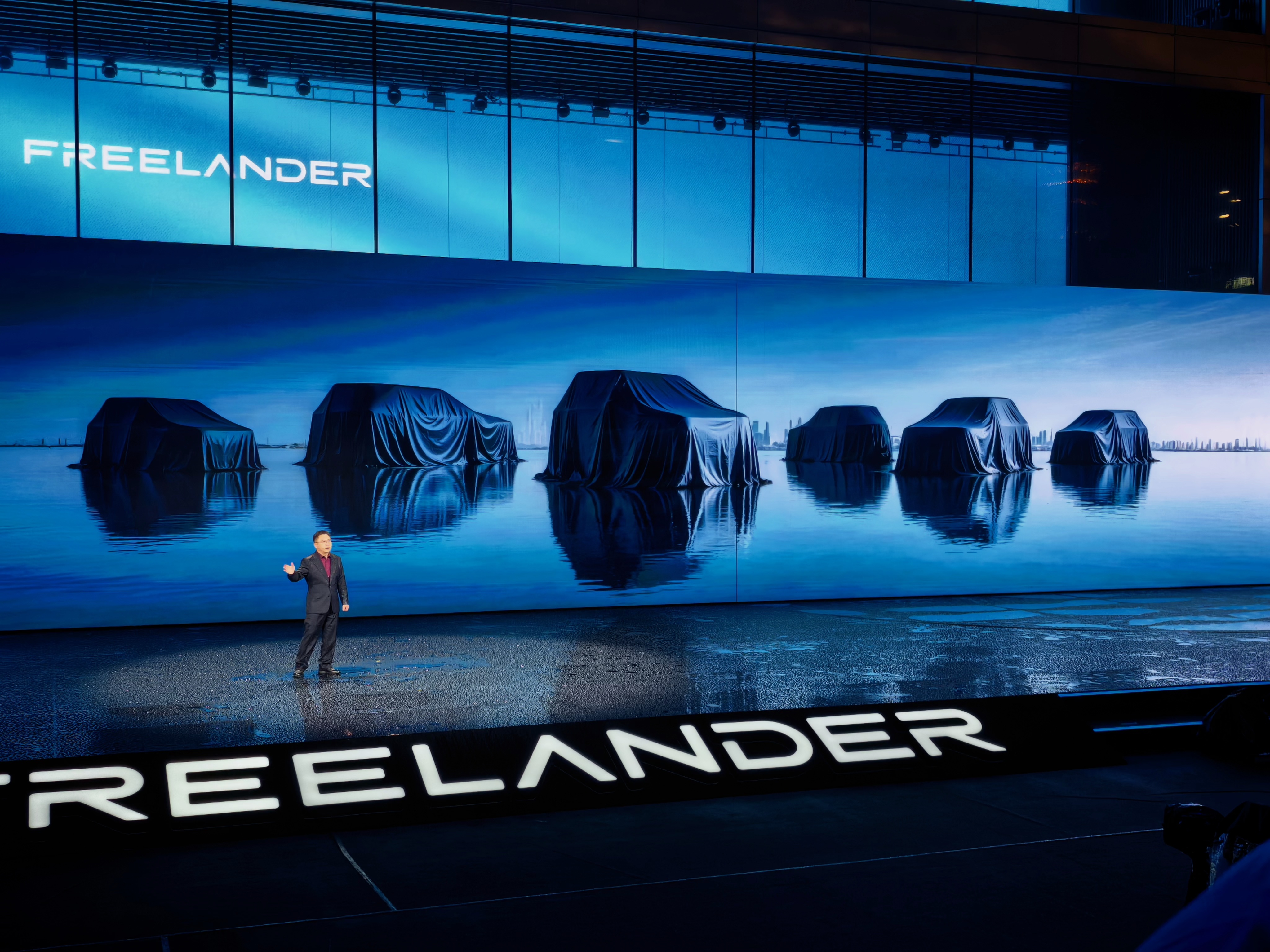 未来5年推出6款重磅产品，每半年发布一款新品。覆盖插混、增程、纯电三种动力。海外