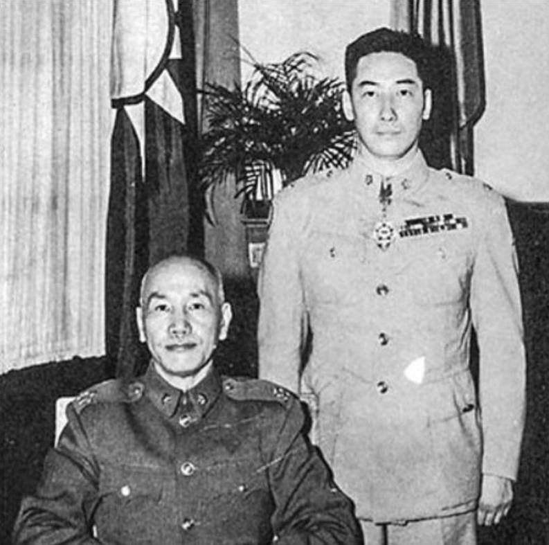 1942年，蒋纬国在潼关当连长，火车上一个少将看中他腰间的手枪，硬是拿自己那把旧