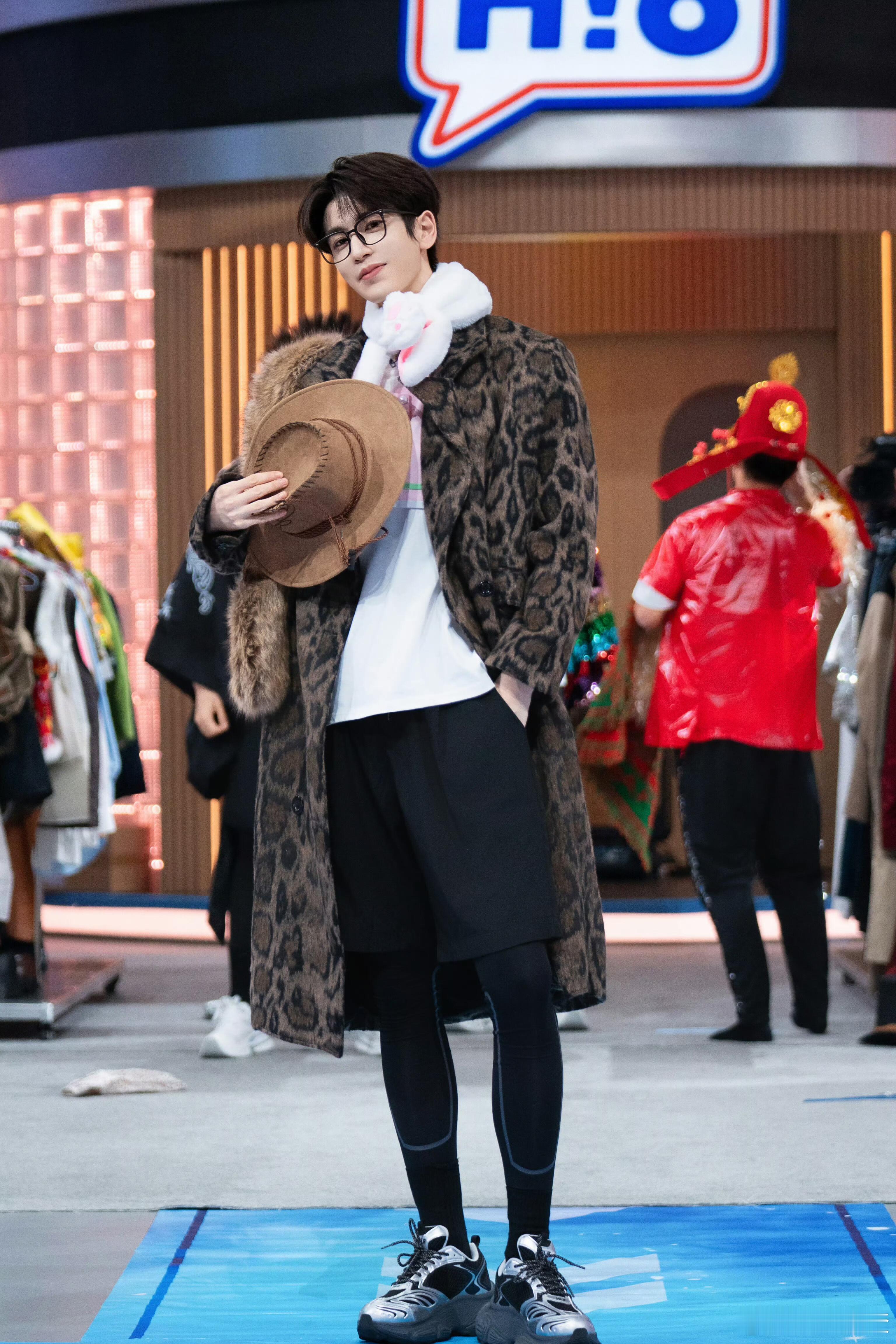 这套搭配亮点还有下半身，今晚等着看 终于到这期好六张凌赫｜ 