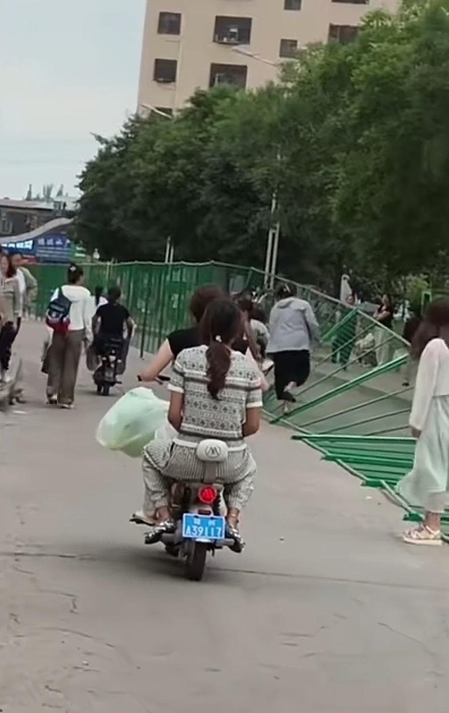 原本只是一条供居民通行的狭窄车道，有关方却偏偏在路中间设置了一道栅栏网。这下可好