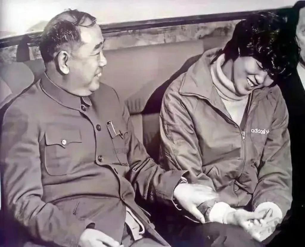 上世纪80年代，年轻时的“铁榔头”郎平，受到领导接见时很羞涩。
这个老领导明叫李