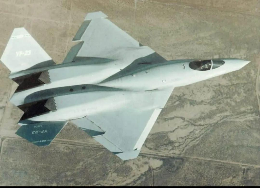 从央视曝光歼-16倒飞锁定两架外军隐身战机，看那些被拍死在沙滩上的前浪
    