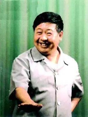 在致敬马三立先生告别演出舞台的大型晚会现场，做为侯宝林大师徒弟的马季先生的一声看