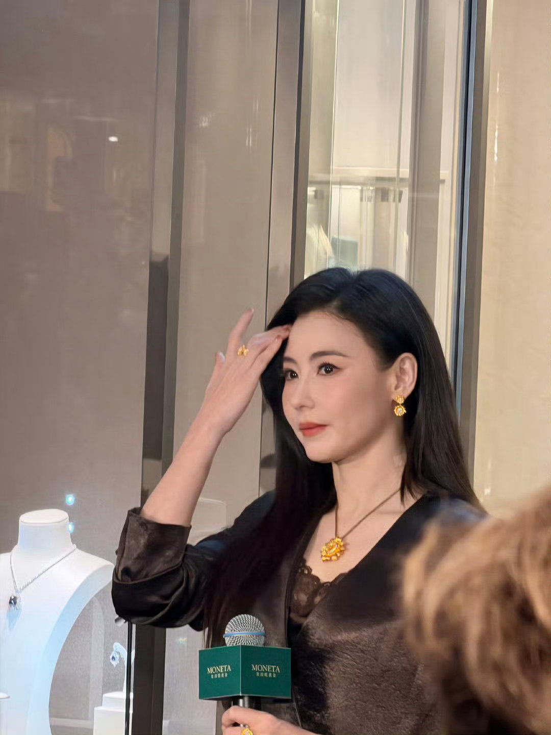 张柏芝营业状态  从容自在，状态在线。时光沉淀出独一份的舒展气场，一出场依旧自带