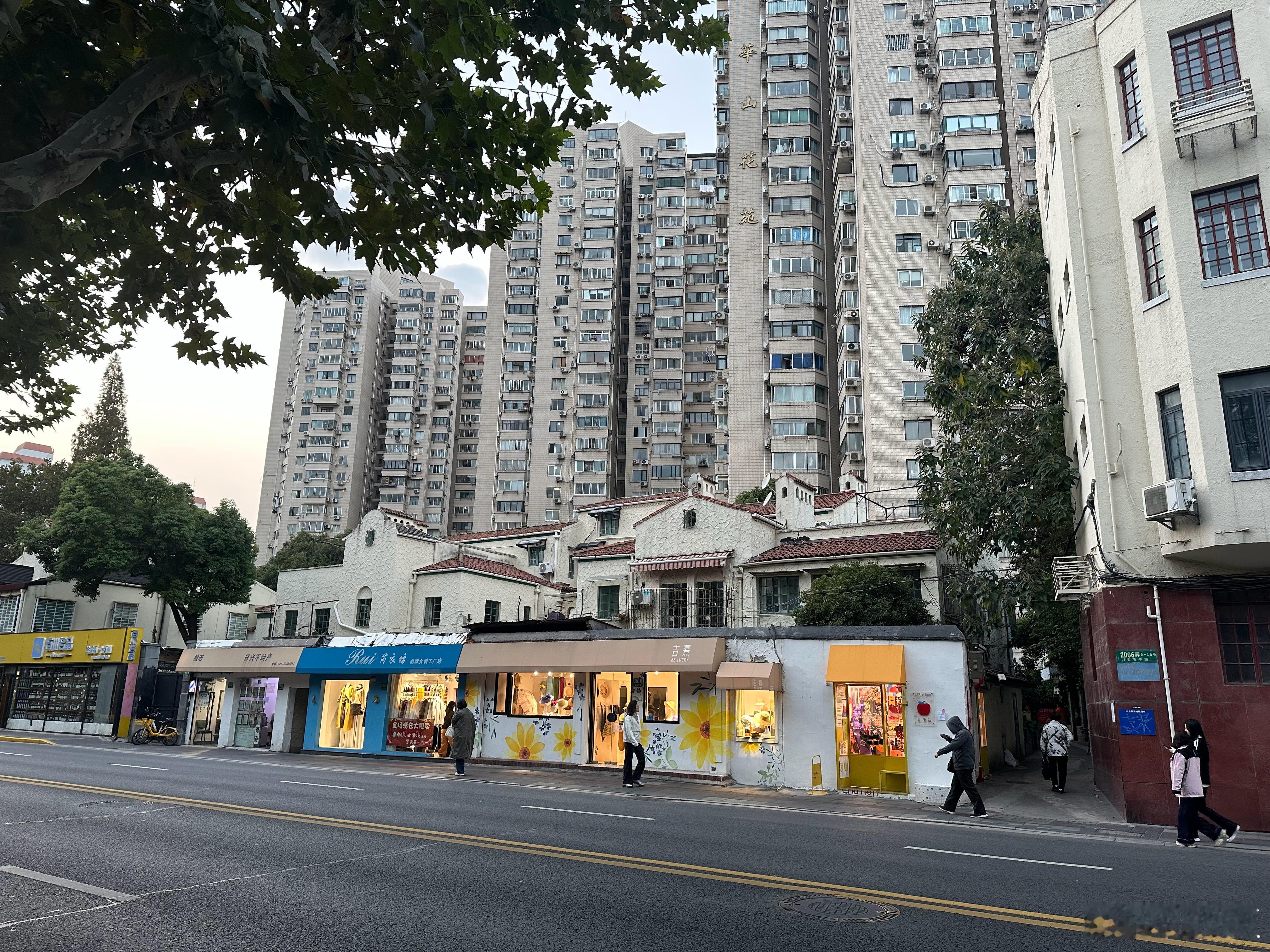 淮海中路上哪能会存在这样的门面装修的…..非要把每条街都做成三线小网红才甘心啊。