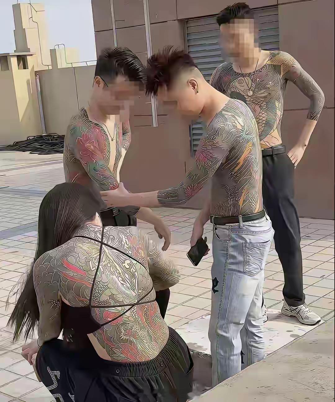人到中年，他们靠什么维持生活？