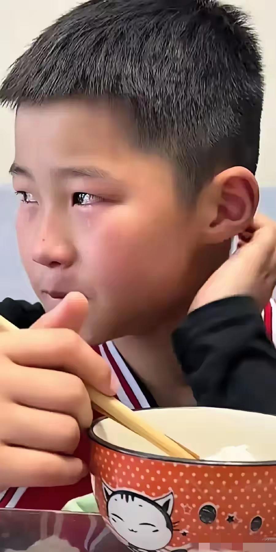 男孩的妈妈两年多前因病去世，今天早晨起来后男孩就一直不高兴，吃饭的时候一句话也不