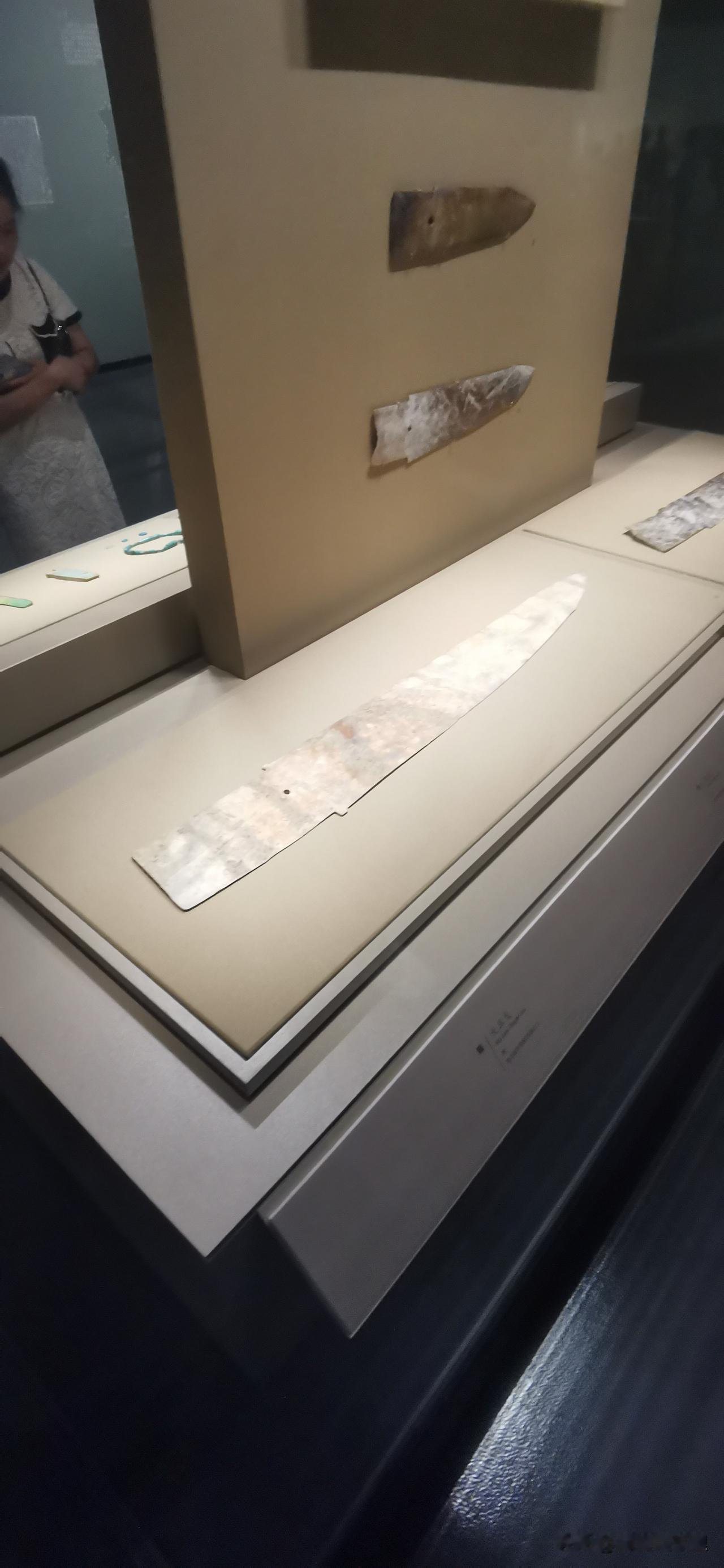 商代盘龙城的三大宝物：大玉戈、有领玉璧和绿松石镶金饰件。

大玉戈摄于湖北省博物