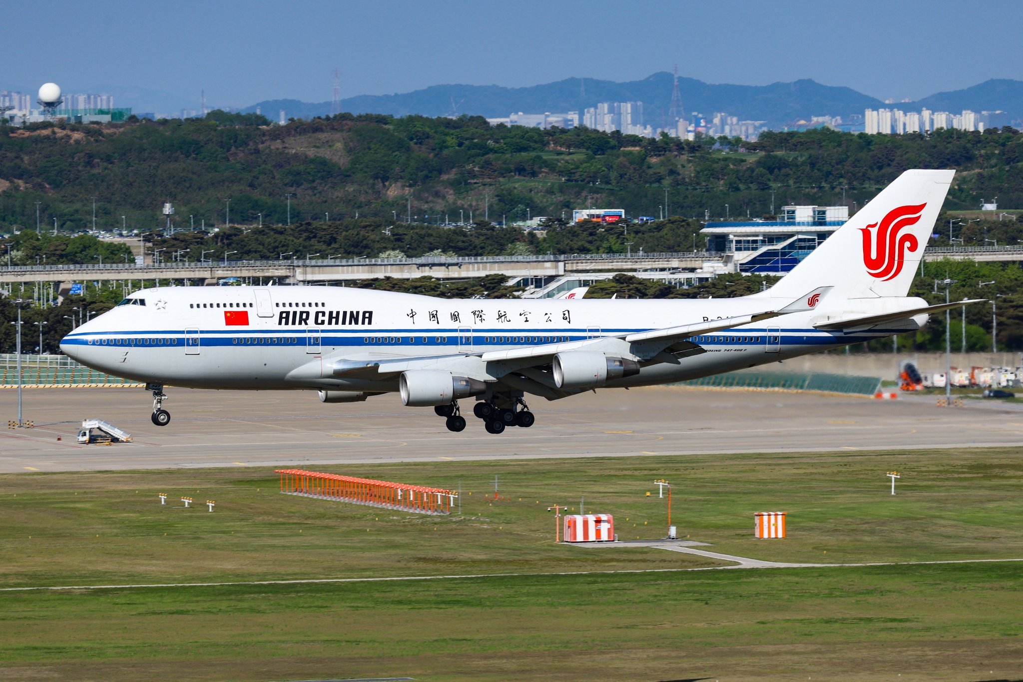 中美将在韩国举行经贸磋商 抵达韩国首尔仁川机场的国航B-2472号机 