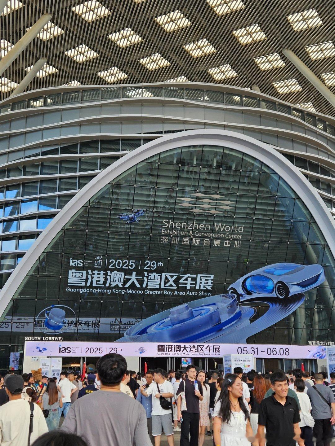 不得不说人是真的多，环境氛围真的不错，看来大湾区人民的生活质量还是非常好的，打卡