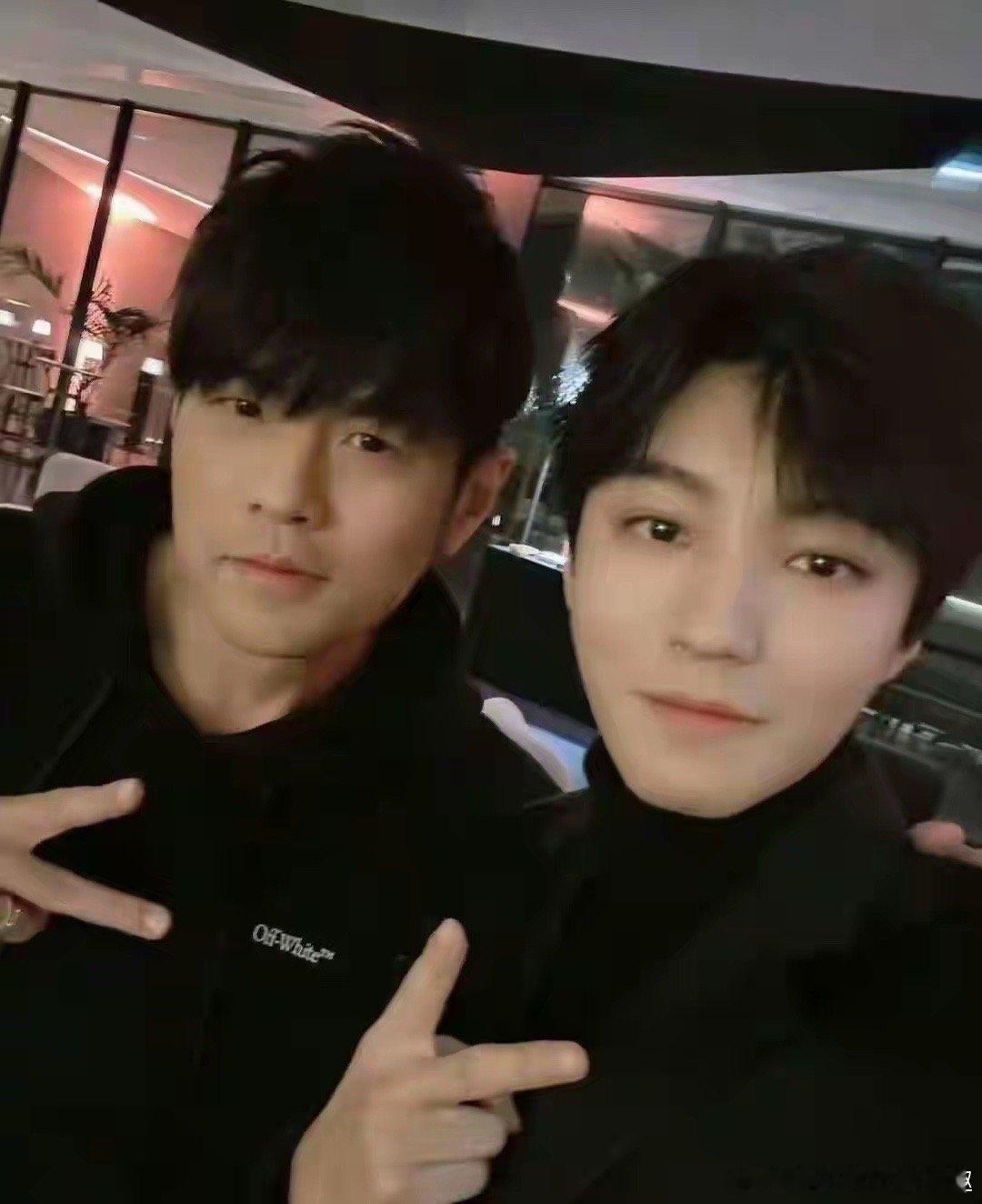 王俊凯依旧手搓蛋糕谁能想到王俊凯还是那个爱“手搓蛋糕”的少年！以前没搅拌机，他用