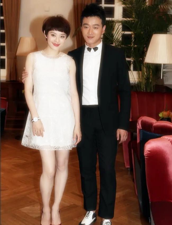 2011年邓超孙俪大婚，作为伴郎兼好友的佟大为却在席间喝到“断片”。面对新郎邓超