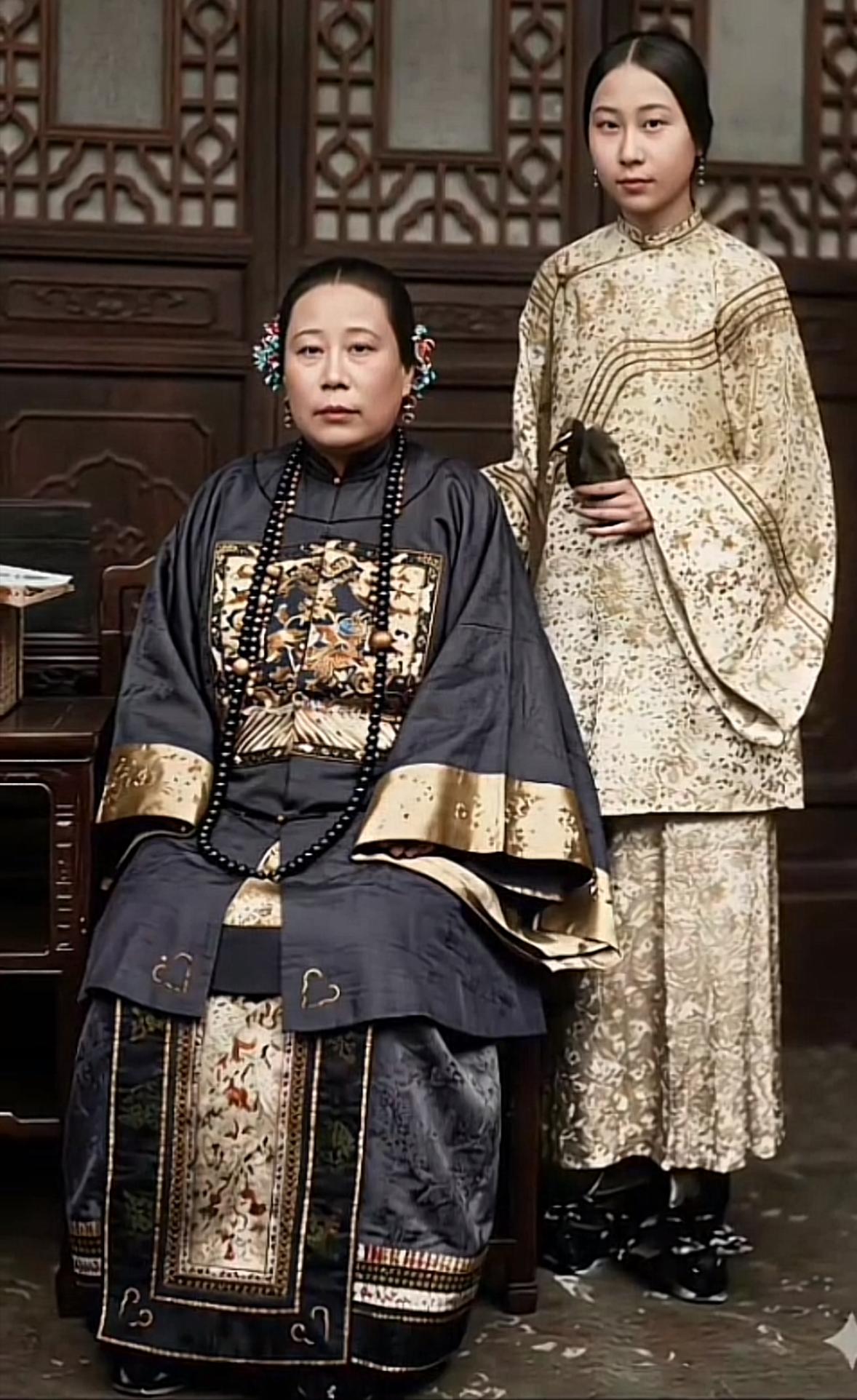 这是清末重臣李鸿章的继室赵小莲和他的女儿李菊藕的真实样貌，都看看吧，母女俩五官颇