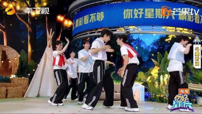 丁程鑫李飞斗舞夯爆了 欢乐值与舞蹈力双双爆棚，这样的名场面真的看一次爱一次！乘风