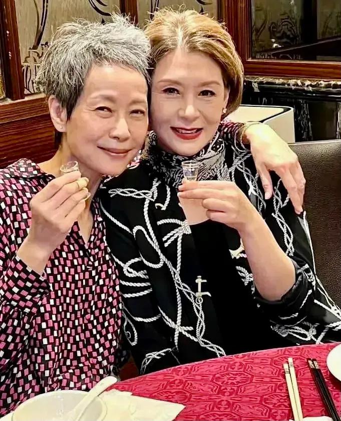 夏文汐，叶童两人同岁，40年友谊的明星老太太聚到一起，状态真好……
岁月真是无情