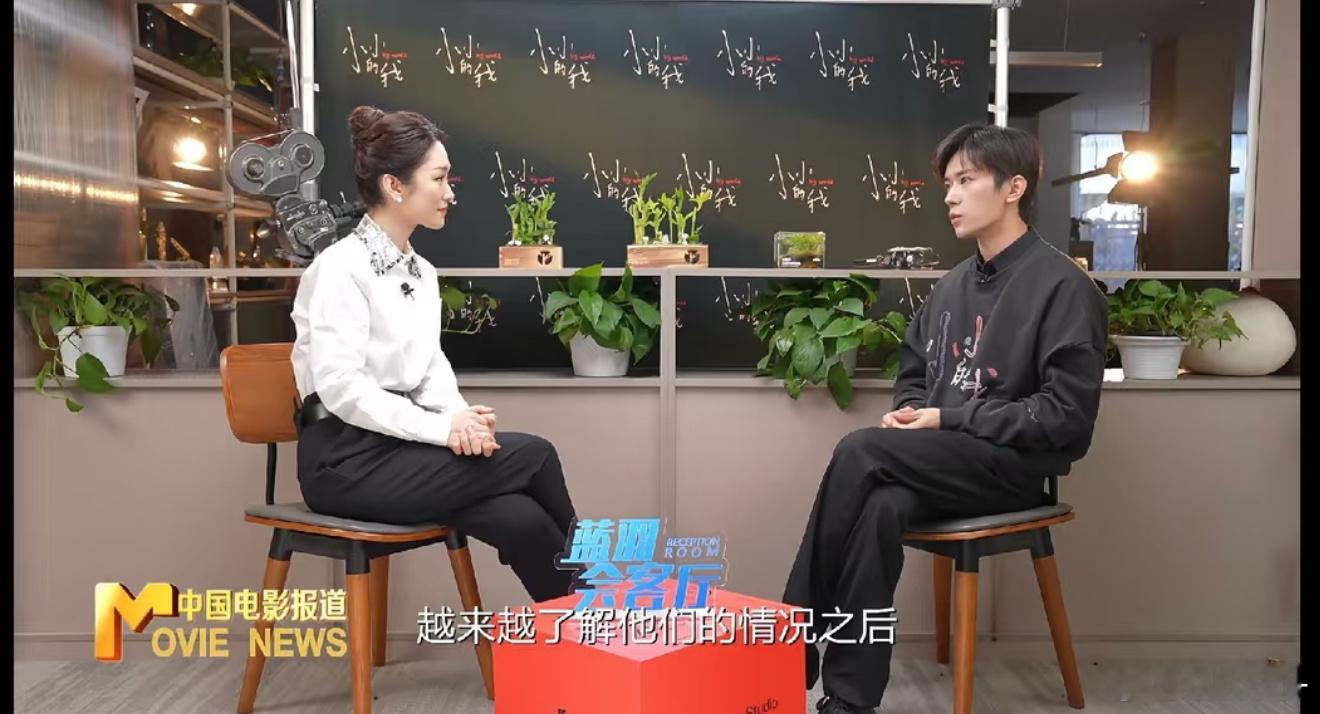 原来金鸡和其他的奖杯🏆都放左边后面的展柜啦 