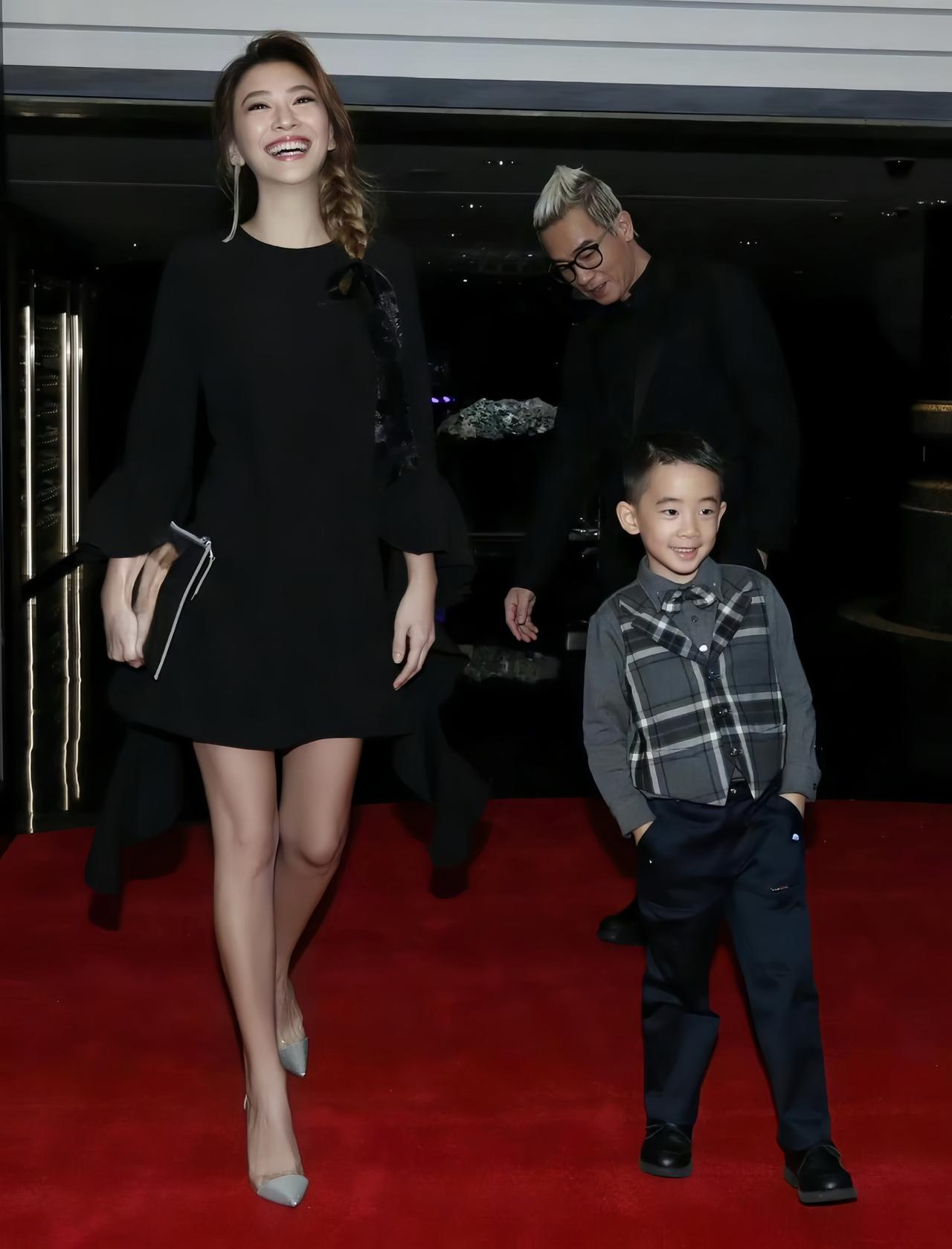 陈小春带着老婆孩子出行旧照，应采儿大大咧咧的笑着，大方又漂亮，儿子瘦瘦的，很像爸