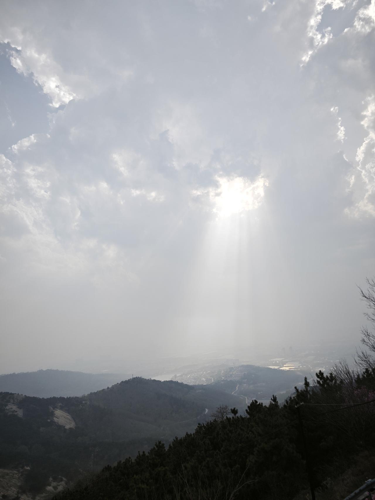 登山远眺，
薄雾冥冥。
一步一景，
逐心而行。
偶遇光束显神奇，
光撒一方小天地