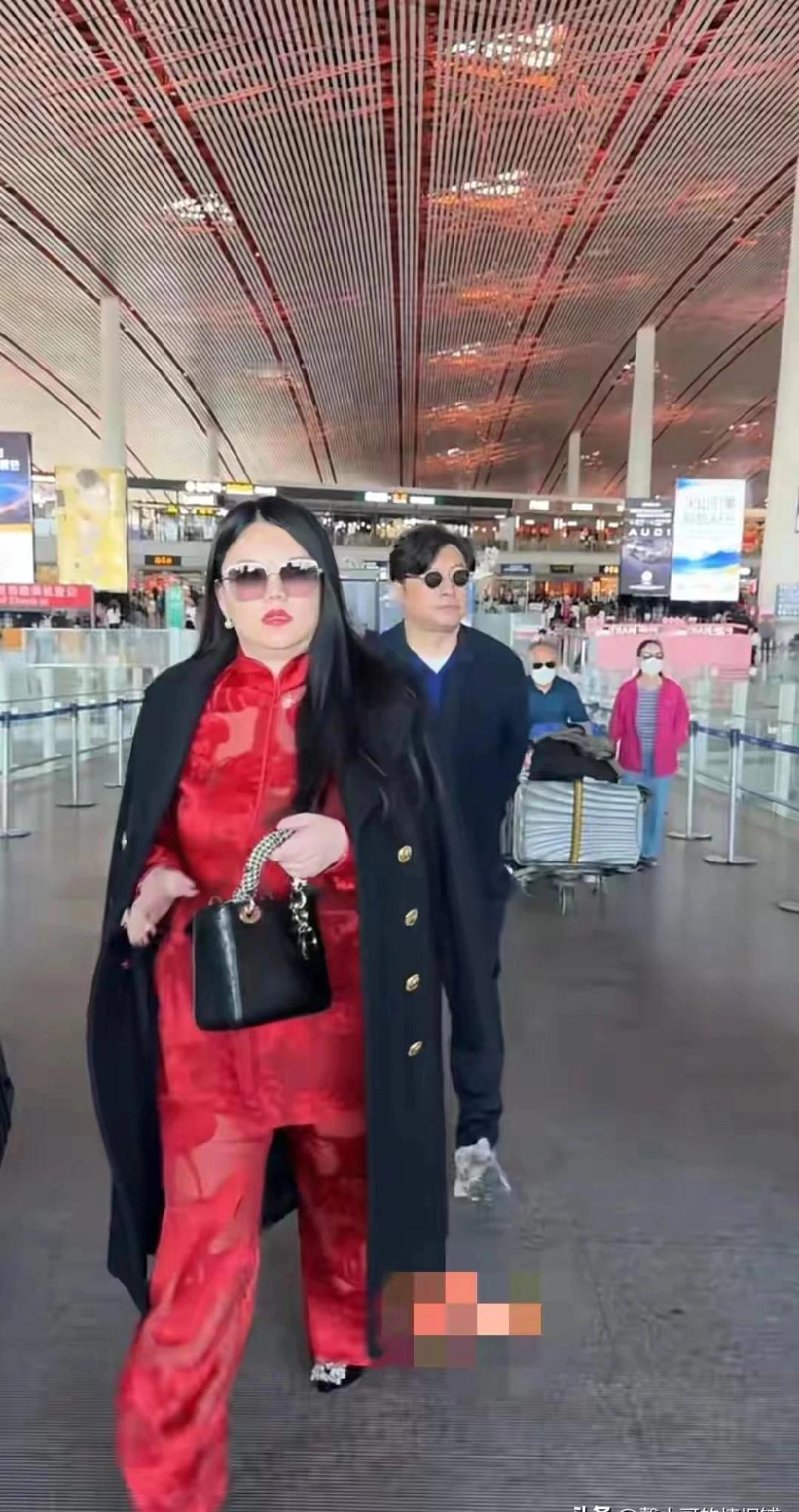 李湘年轻时也是个一等一的大美女，主持人里面长得比她漂亮的没她人气高，人气比她更高