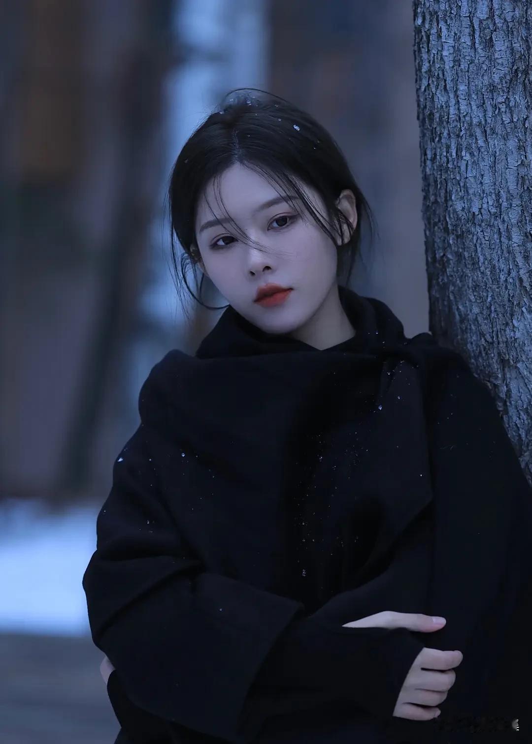 寒夜倚树立，红唇映雪光。