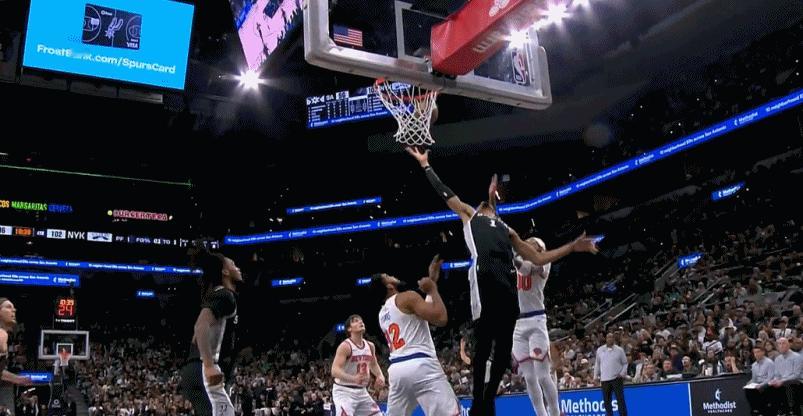 文班亚马的膝盖也过度伸展了一下，回更衣室了…… 