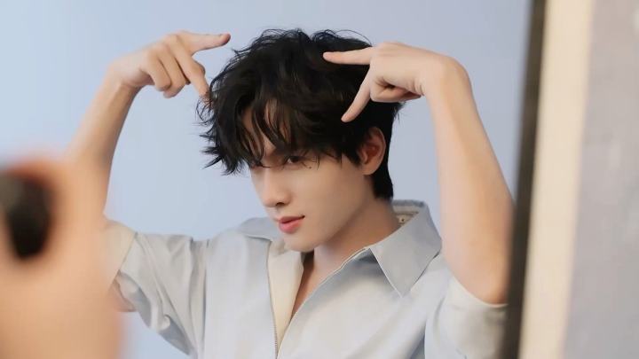 展轩德佑片场plog展轩片场灵动花絮 好可爱的比心猫耳朵 