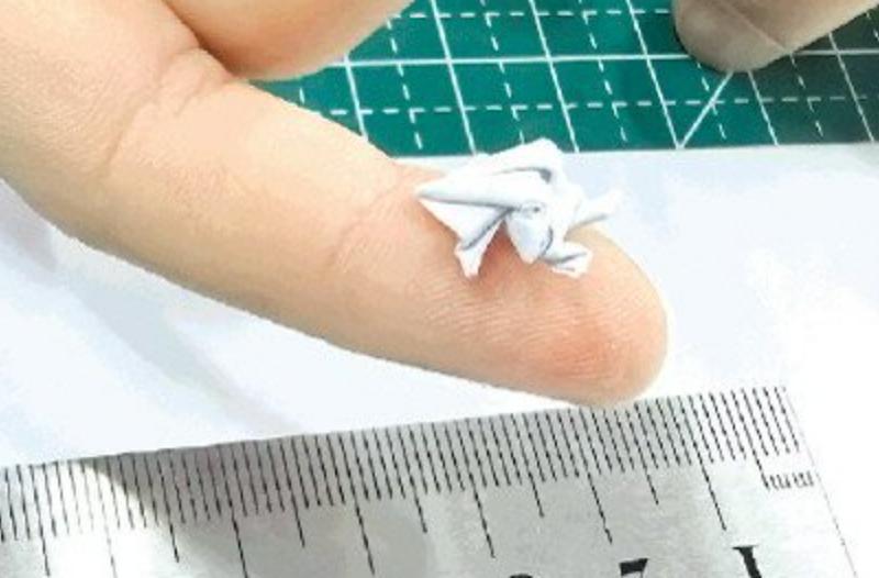 广西11岁小学生打破吉尼斯世界纪录，指甲盖大小的纸青蛙跳出2.52米
他用一张3