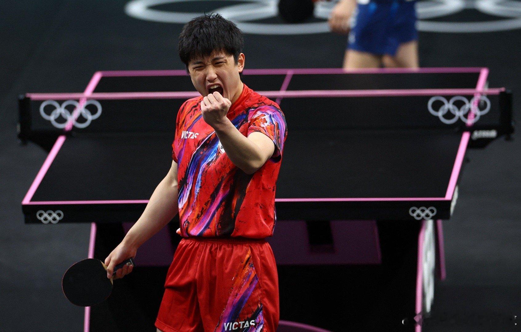 2025WTT中国香港总决赛男单1/4决赛，张本智和￼战胜费利克斯-勒布伦，晋级