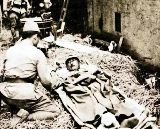万家岭大捷中，被薛岳所部击伤的日本106师团长松浦淳六郎中将，此时的他正躺在担架