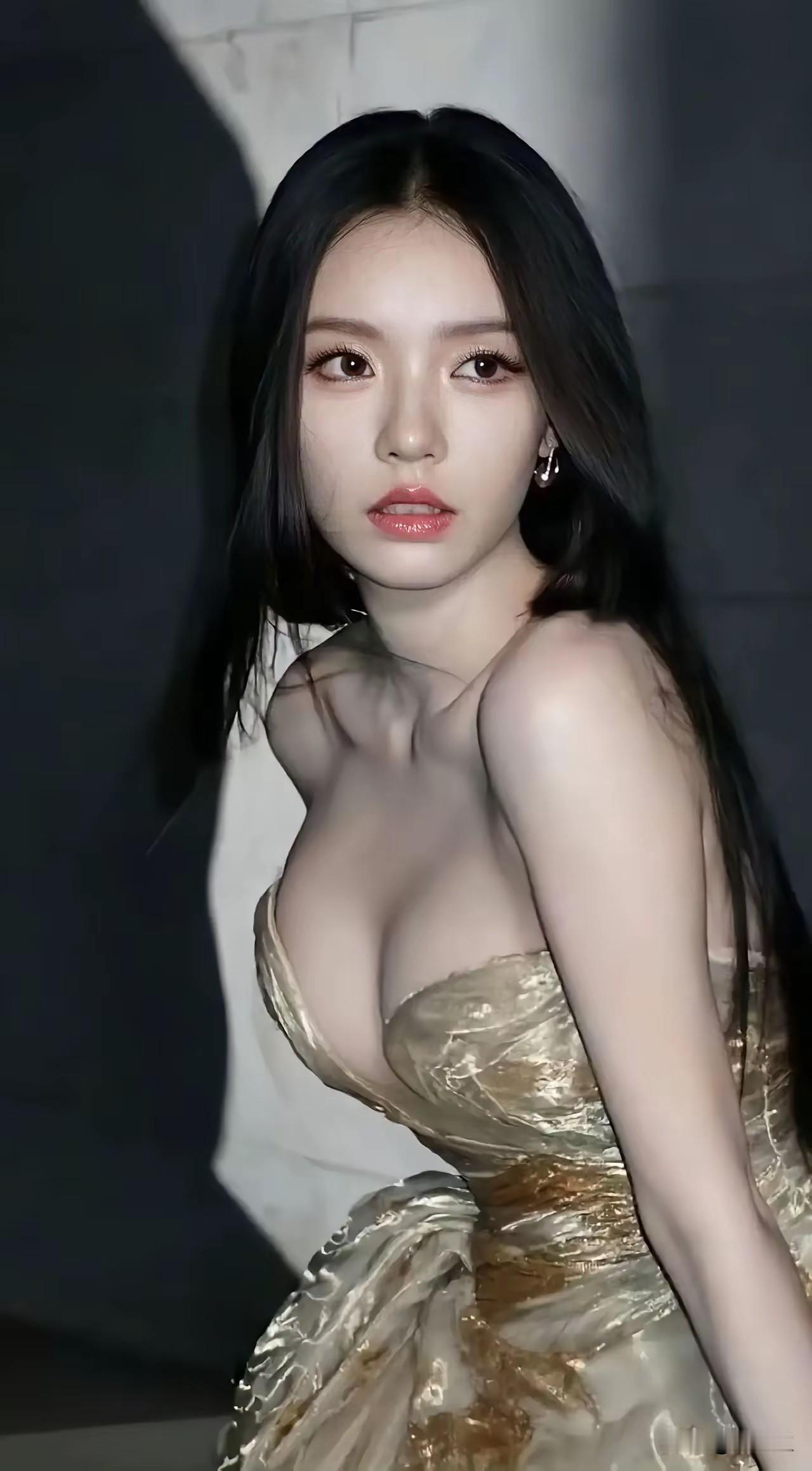 林允这是非要证明周星驰的审美吗
以前觉得她配不上邓超
现在觉得还是邓超占便宜了