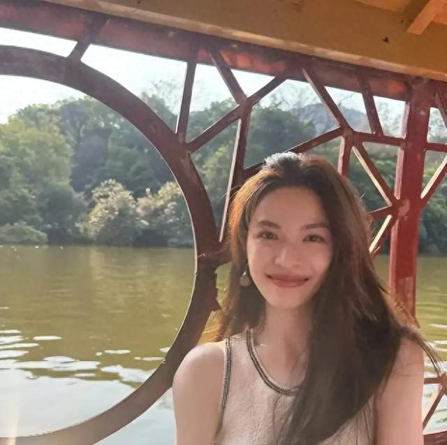 她被冯小刚捧红，成龙接着捧，洪金宝等着捧，为啥大佬都偏爱她