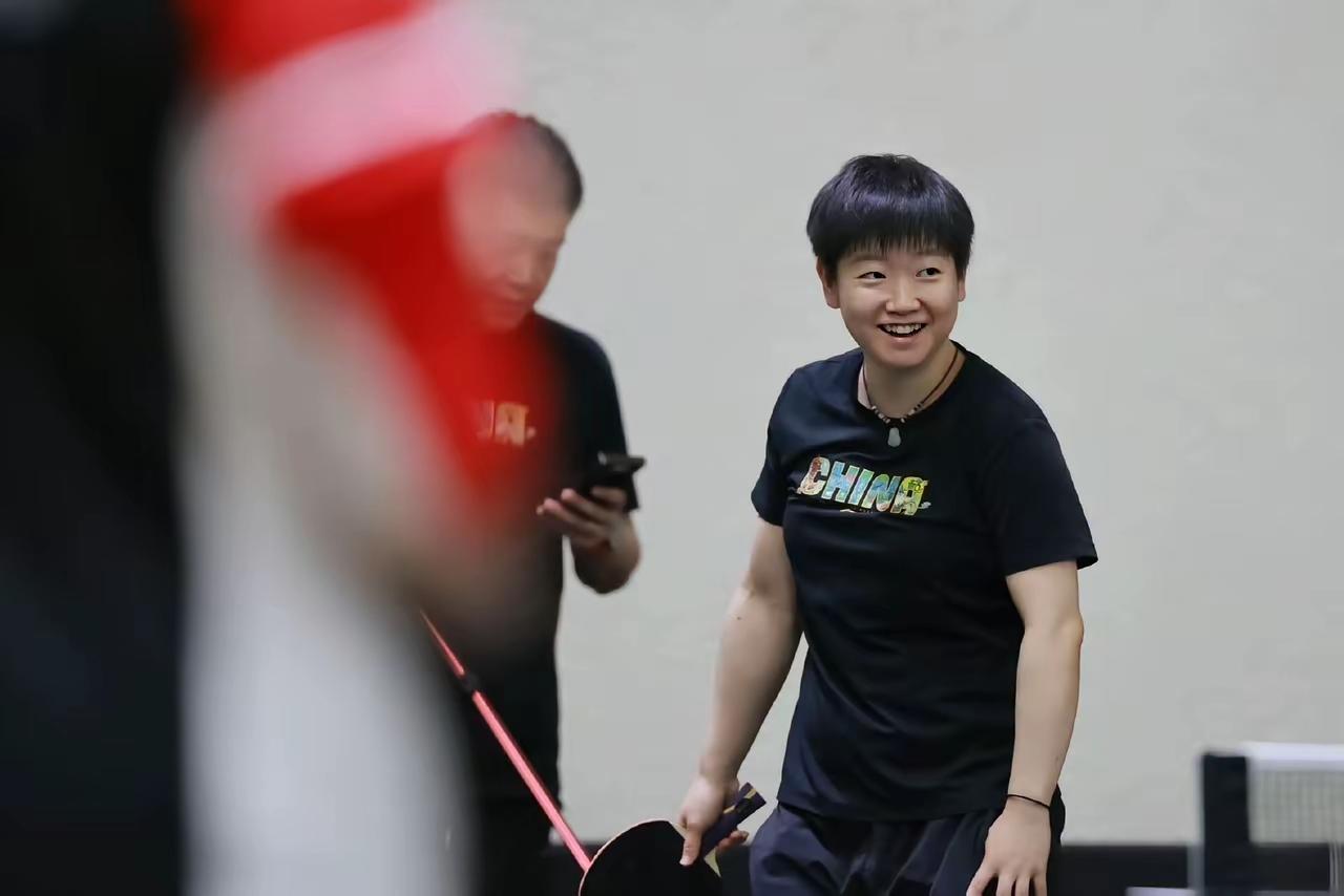 一觉醒来，看到莎莎、曼昱等人在进行适应性训练了！[赞]
身穿黑色体恤的莎莎手握球