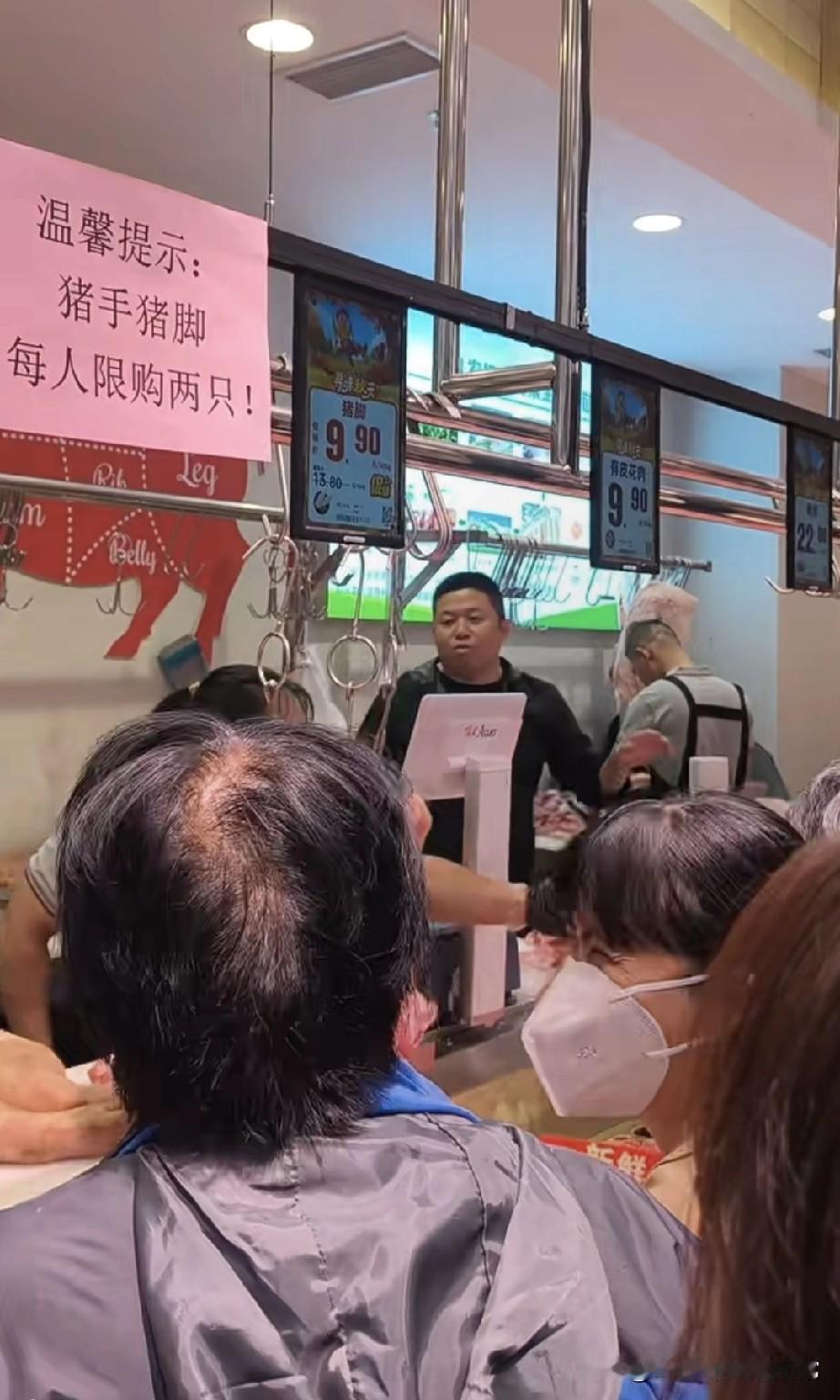 天啊佛山物价！9.9元一斤猪脚被阿婆们抢爆了
 
佛山这家鲜肉坊把猪脚价格打到9