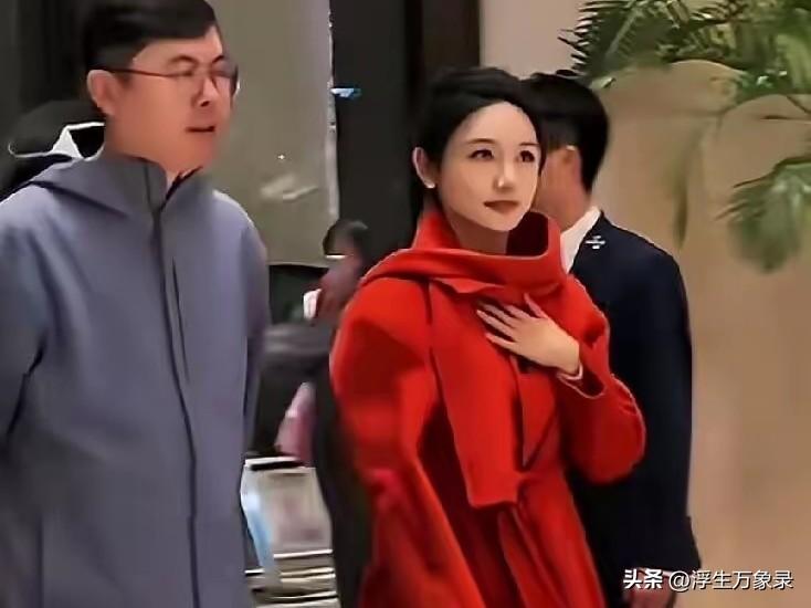 谁能想到，央视舞台上端庄大气的龙洋，下班之后竟是这般模样！
 
作为央视当家主持