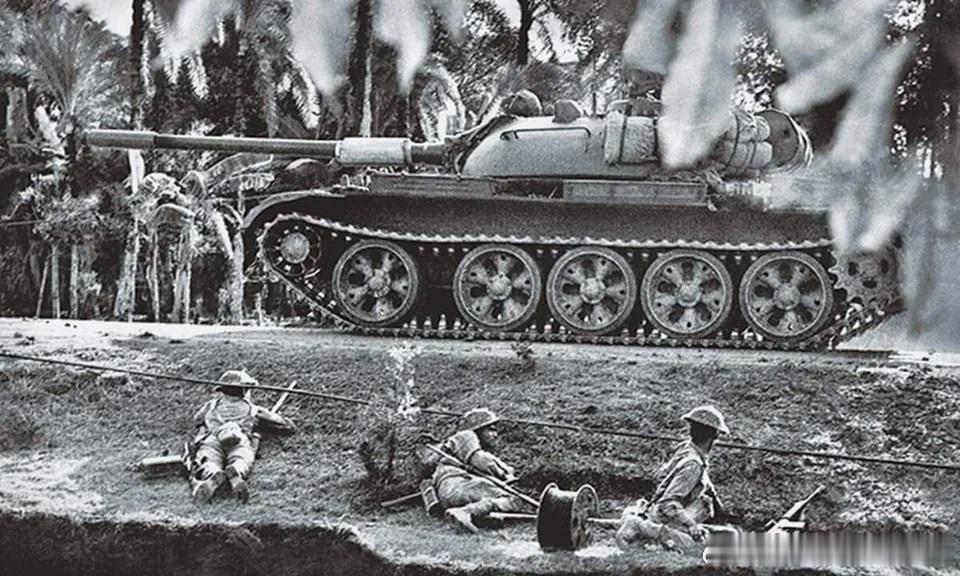 1971年印巴战争期间，一辆印度陆军T-55坦克在孟加拉国为工兵连士兵提供掩护。