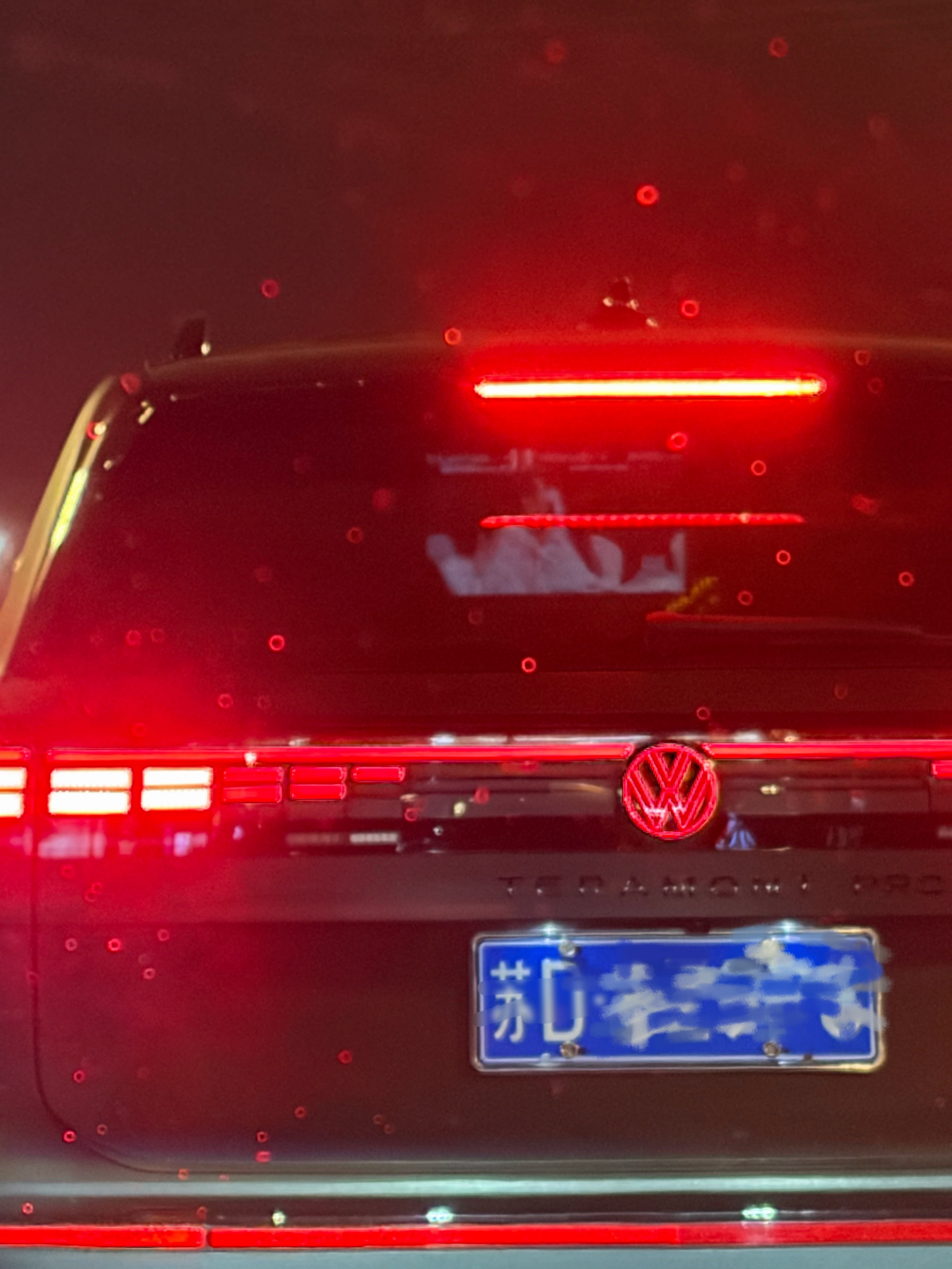 其实现在有车也挺高级的谁能看得出来我前面这哥们在看什么？ ​​​