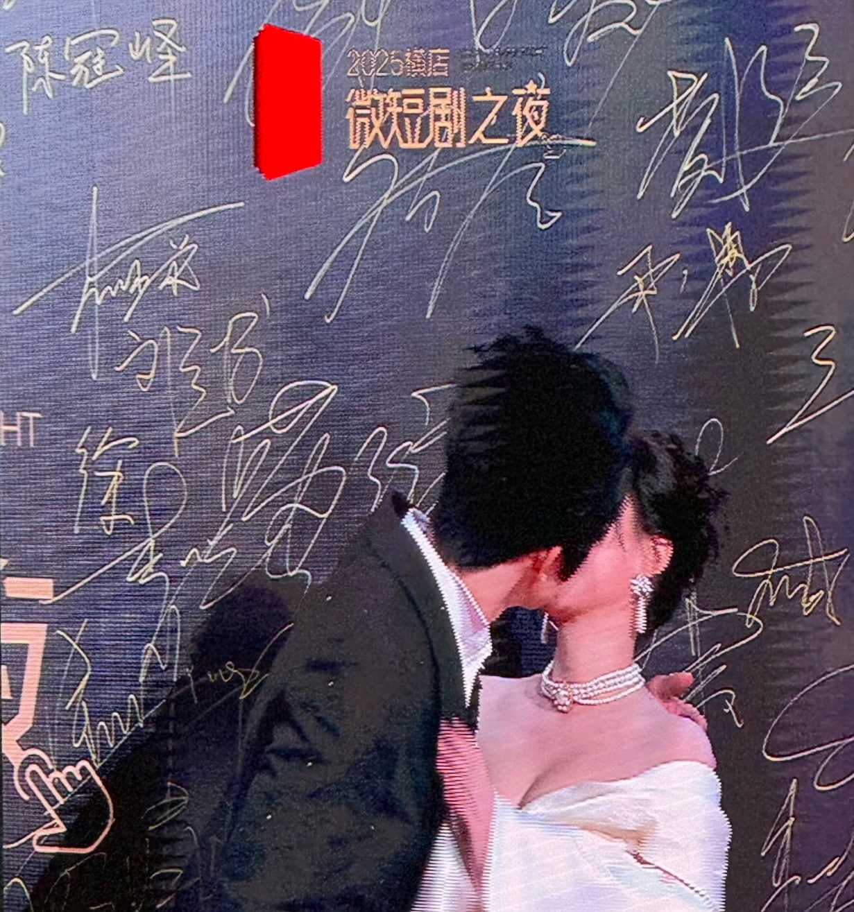 现在短剧都是真情侣搭档吗？刚办完婚礼的小夫妻有人起哄亲一下没什么吧，很幸福啊！[