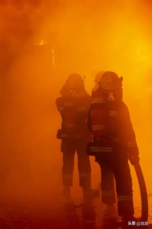 3月28日晚，山西太原亲贤北街附近的一高层建筑突发火灾，这事儿可太让人揪心了。据