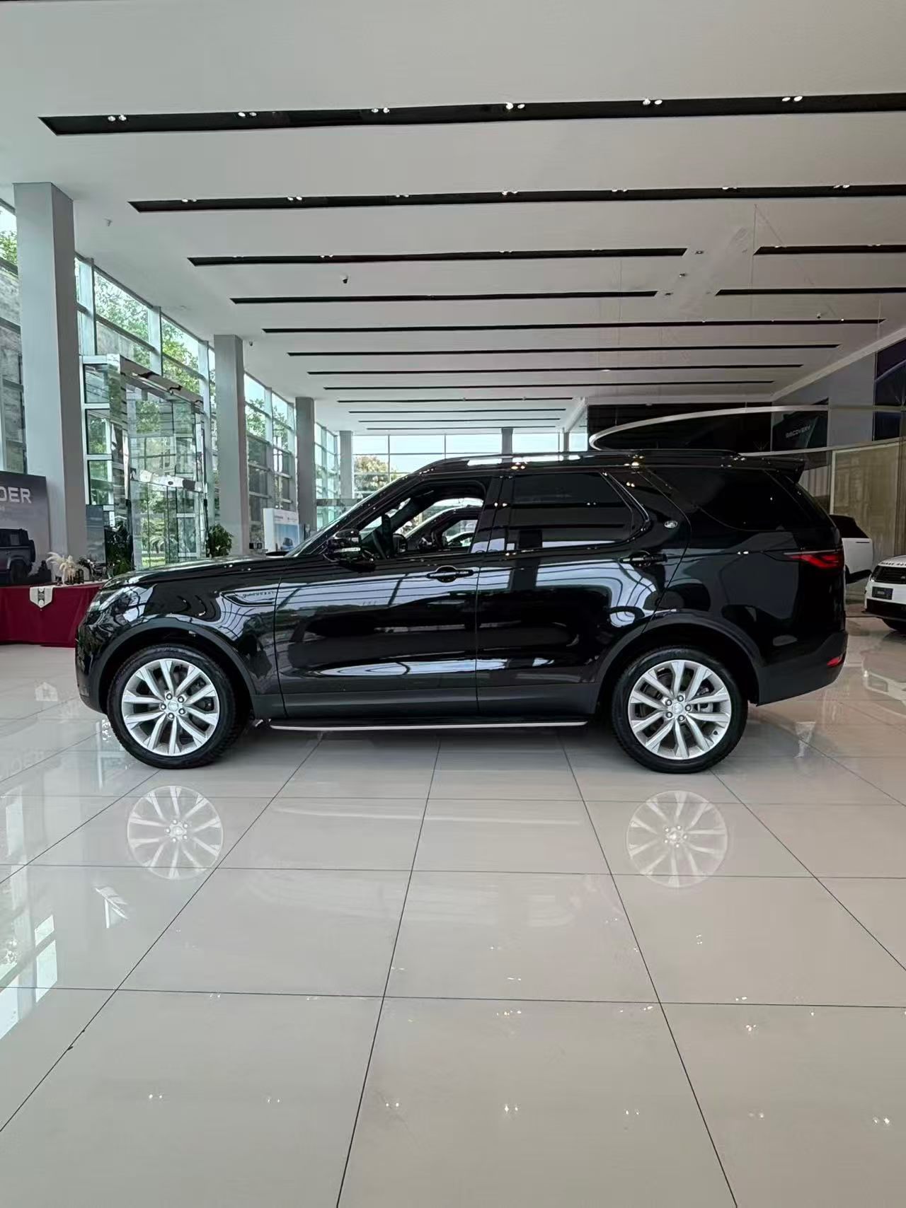 路虎发现五2025款 360PS S指导价：718800外黑 内黑/外黑 内米都