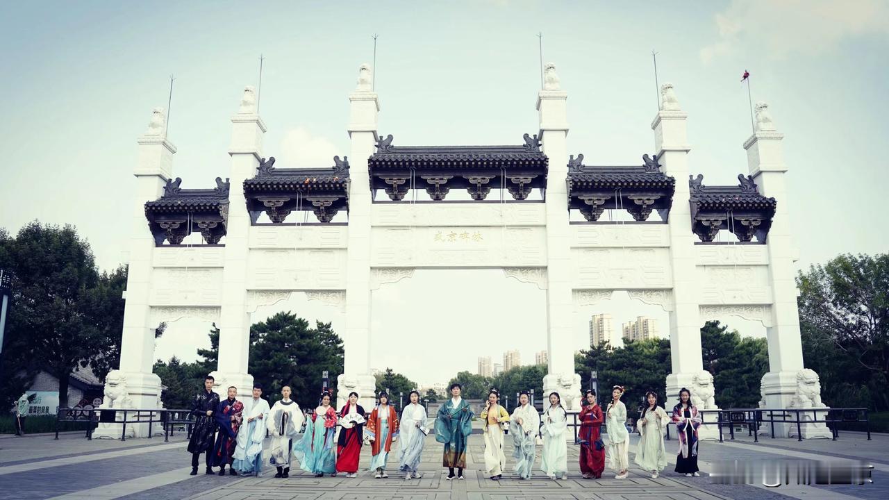 盛京碑林牌坊，承载着沈阳人的老回忆…
 
还记得舍利塔滩地公园这座气势恢宏的大牌